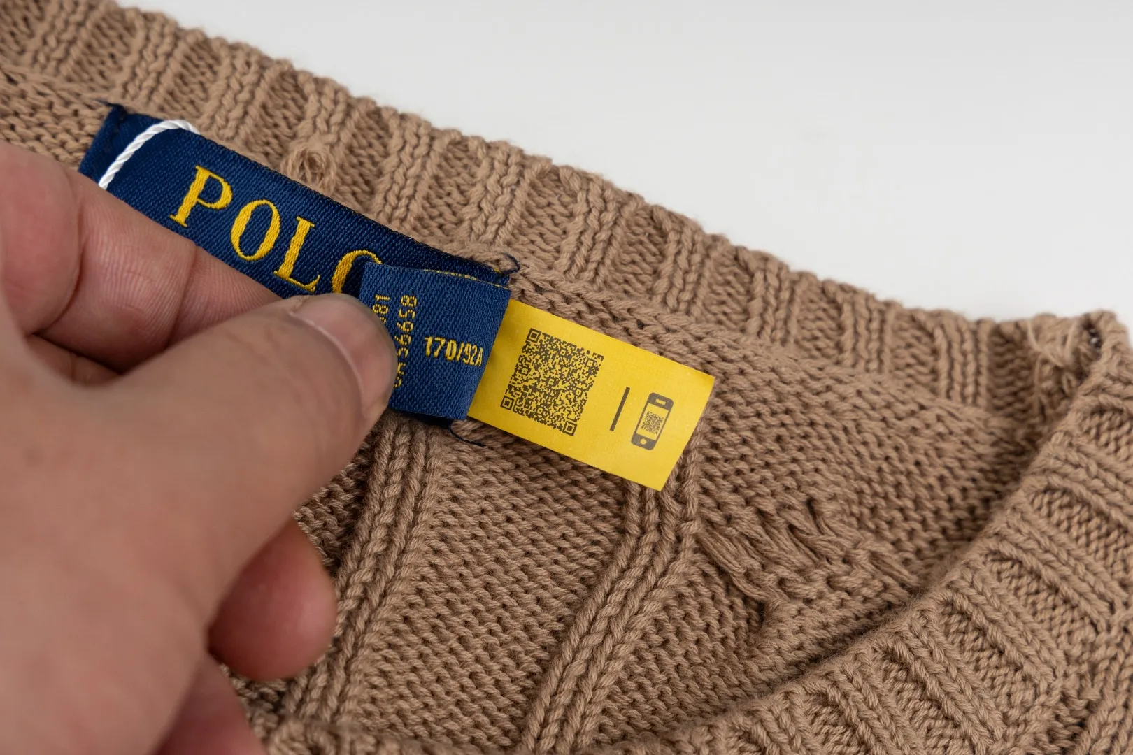 P220 #R91 RALPH LAUREN Ralph Lauren fourteen colors classic small label embroidery round neck pullover cable cardigan sweater men's top, high-density LOGO embroidery on the chest, original customization of tag accessories. Made of pure cotton yarn, pure cotton is skin-friendly and comfortable, small label war horse embroidered twist button round neck sweater 🐎 high quality, follow the blogger to learn how to wear it! Let’s buy a Ralph Lauren cable sweater. It’s a super hard-to-find series after it became popular. It’s hard to find one on the official website. It’s simple and practical to wear, with a lazy and loose feel. The thickened fabric has more texture, feels soft and delicate, and has a loose fit. Whether worn alone or layered, you can wear different styles of fashion with just one piece!   Size：XS S M L Sleeve length: 59/60/61/62/63